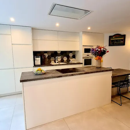 Mitjana's House 卡拉加尔达纳