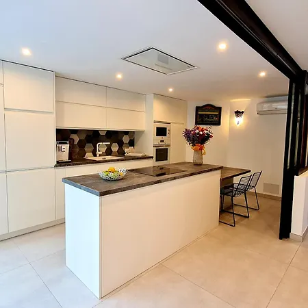 Mitjana's House * كالا غلدانا